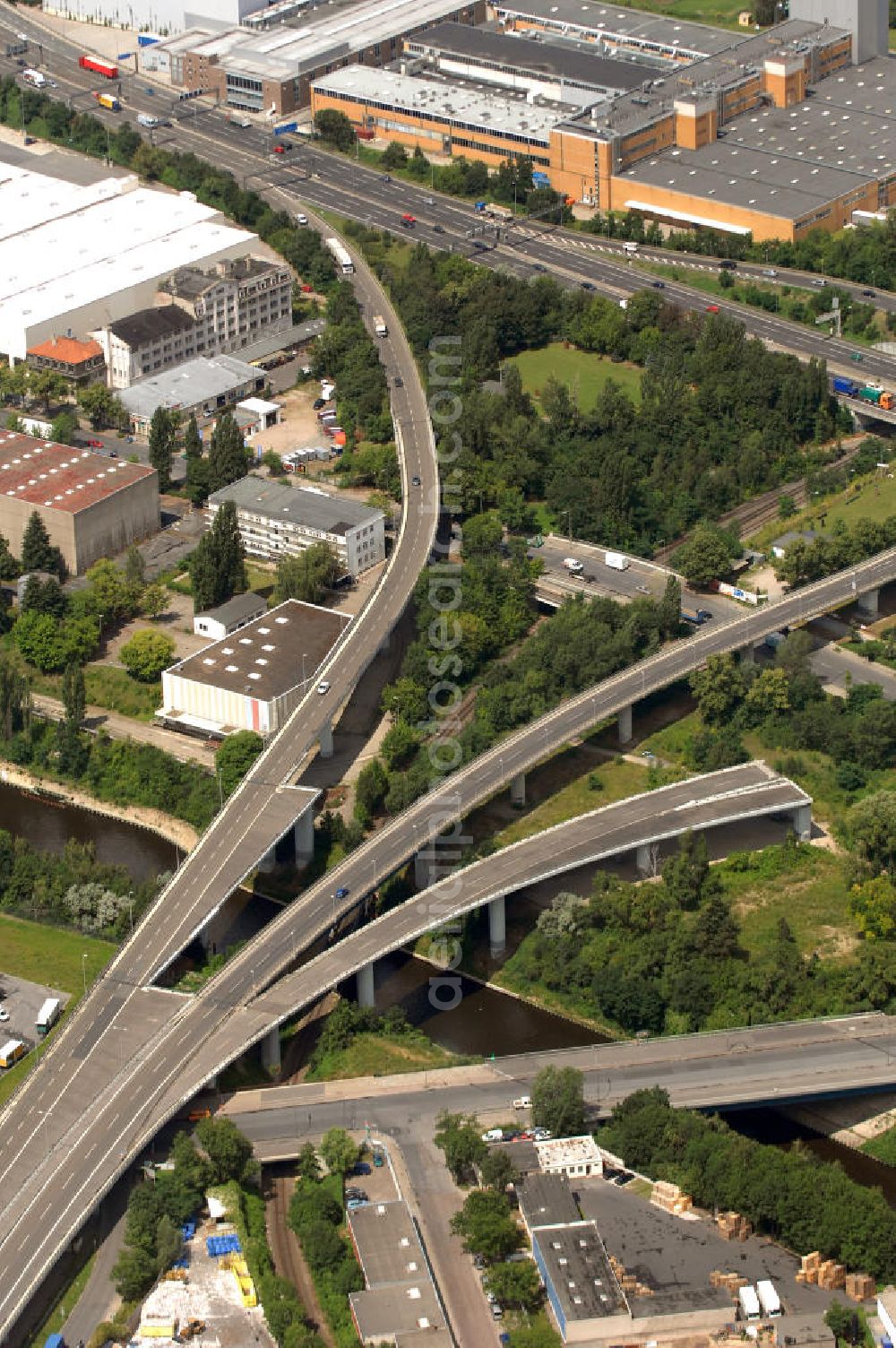 Berlin from the bird's eye view: Blick auf die Zuführungen zur Stadtautobahn A 100, die auch Berliner Stadtring genannt wird. Die Zuführungen verlaufen über den Teltowkanal an der Gottlieb-Dunkel-Straße. Mit im Bild die noch nicht fertiggestellte Abfahrt an der Teilestraße.