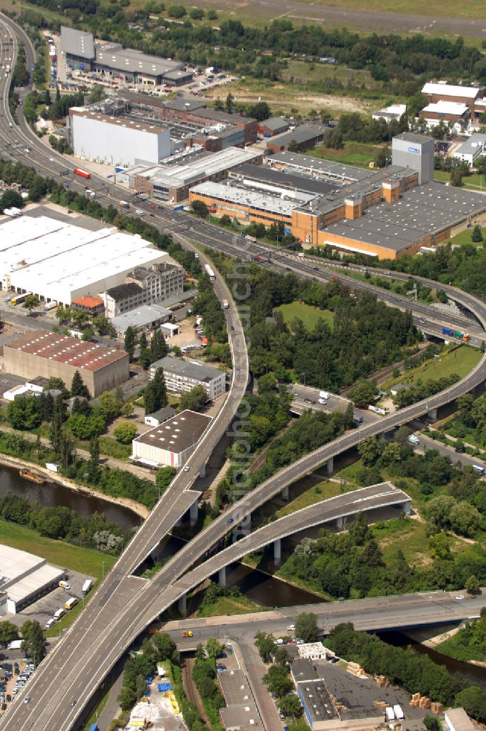 Aerial image Berlin - Blick auf die Zuführungen zur Stadtautobahn A 100, die auch Berliner Stadtring genannt wird. Die Zuführungen verlaufen über den Teltowkanal an der Gottlieb-Dunkel-Straße. Mit im Bild die noch nicht fertiggestellte Abfahrt an der Teilestraße.