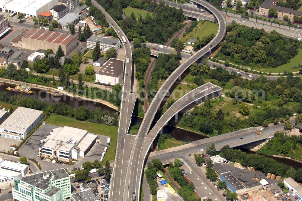 Aerial photograph Berlin - Blick auf die Zuführungen zur Stadtautobahn A 100, die auch Berliner Stadtring genannt wird. Die Zuführungen verlaufen über den Teltowkanal an der Gottlieb-Dunkel-Straße. Mit im Bild die noch nicht fertiggestellte Abfahrt an der Teilestraße.