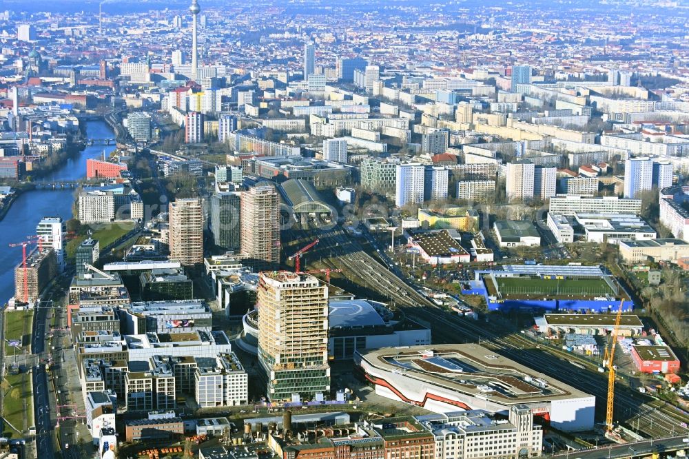 Aerial image Berlin - City view Anschutz Areal on the river bank of Spree River in the district Friedrichshain in Berlin, Germany