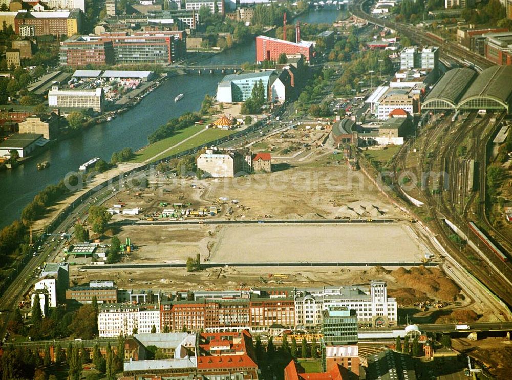 Aerial photograph Berlin-Friedrichshain - 11.10.2005 Berlin Blick auf die Baustelle Anschutz Arena Die amerikanische Anschutz Entertainment Group (AEG) plant, ein rund 21 Hektar großes Areal am Berliner Ostbahnhof zu erschließen und dort neben Wohn-, Büro- und Geschäftshäusern eine Multifunktionshalle für Musik-, Entertainment- und Sportveranstaltungen zu errichten. Bauherr: Anschutz Entertainment Group Medien-Büro Berlin: Schröder + Schömbs PR