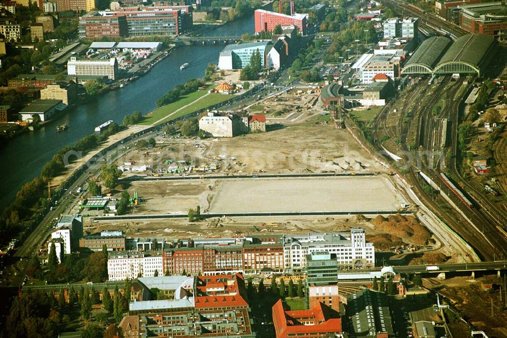 Berlin-Friedrichshain from above - 11.10.2005 Berlin Blick auf die Baustelle Anschutz Arena Die amerikanische Anschutz Entertainment Group (AEG) plant, ein rund 21 Hektar großes Areal am Berliner Ostbahnhof zu erschließen und dort neben Wohn-, Büro- und Geschäftshäusern eine Multifunktionshalle für Musik-, Entertainment- und Sportveranstaltungen zu errichten. Bauherr: Anschutz Entertainment Group Medien-Büro Berlin: Schröder + Schömbs PR