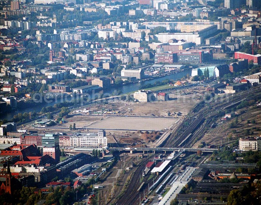 Berlin-Friedrichshain from above - 11.10.2005 Berlin Blick auf die Baustelle Anschutz Arena Die amerikanische Anschutz Entertainment Group (AEG) plant, ein rund 21 Hektar großes Areal am Berliner Ostbahnhof zu erschließen und dort neben Wohn-, Büro- und Geschäftshäusern eine Multifunktionshalle für Musik-, Entertainment- und Sportveranstaltungen zu errichten. Bauherr: Anschutz Entertainment Group Medien-Büro Berlin: Schröder + Schömbs PR