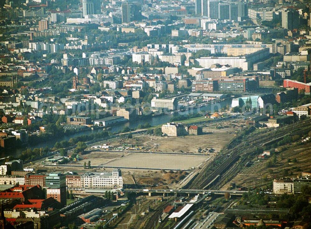 Berlin-Friedrichshain from the bird's eye view: 11.10.2005 Berlin Blick auf die Baustelle Anschutz Arena Die amerikanische Anschutz Entertainment Group (AEG) plant, ein rund 21 Hektar großes Areal am Berliner Ostbahnhof zu erschließen und dort neben Wohn-, Büro- und Geschäftshäusern eine Multifunktionshalle für Musik-, Entertainment- und Sportveranstaltungen zu errichten. Bauherr: Anschutz Entertainment Group Medien-Büro Berlin: Schröder + Schömbs PR