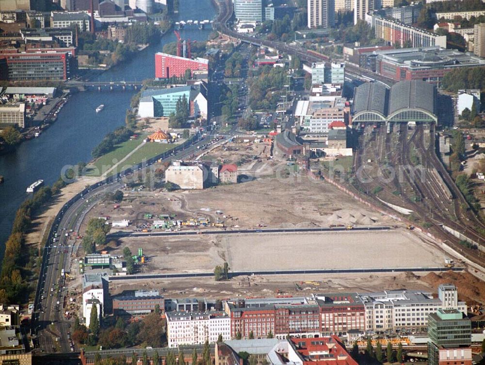 Aerial image Berlin-Friedrichshain - 11.10.2005 Berlin Blick auf die Baustelle Anschutz Arena Die amerikanische Anschutz Entertainment Group (AEG) plant, ein rund 21 Hektar großes Areal am Berliner Ostbahnhof zu erschließen und dort neben Wohn-, Büro- und Geschäftshäusern eine Multifunktionshalle für Musik-, Entertainment- und Sportveranstaltungen zu errichten. Bauherr: Anschutz Entertainment Group Medien-Büro Berlin: Schröder + Schömbs PR