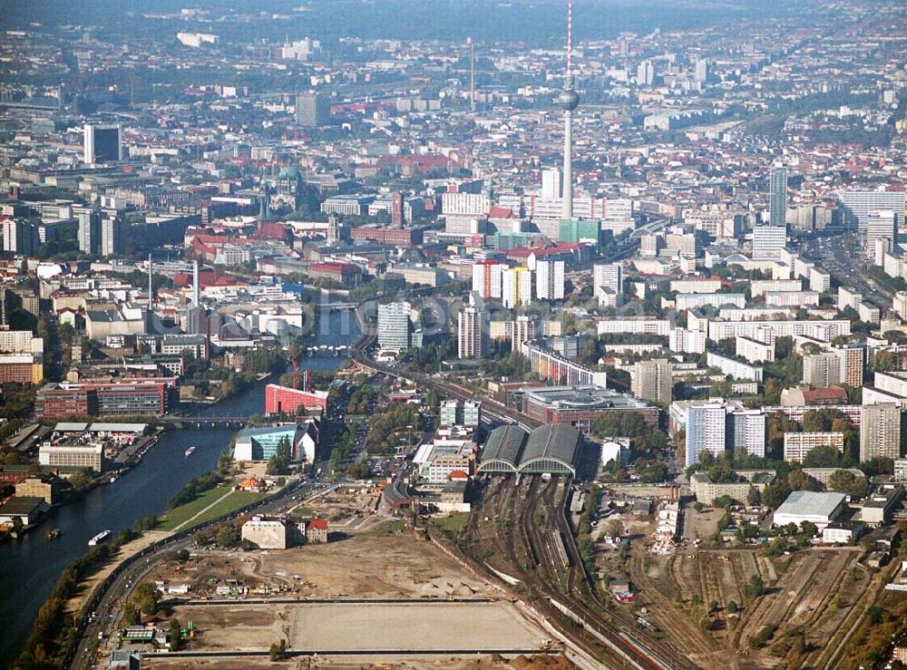 Aerial photograph Berlin-Friedrichshain - 11.10.2005 Berlin Blick auf die Baustelle Anschutz Arena Die amerikanische Anschutz Entertainment Group (AEG) plant, ein rund 21 Hektar großes Areal am Berliner Ostbahnhof zu erschließen und dort neben Wohn-, Büro- und Geschäftshäusern eine Multifunktionshalle für Musik-, Entertainment- und Sportveranstaltungen zu errichten. Bauherr: Anschutz Entertainment Group Medien-Büro Berlin: Schröder + Schömbs PR