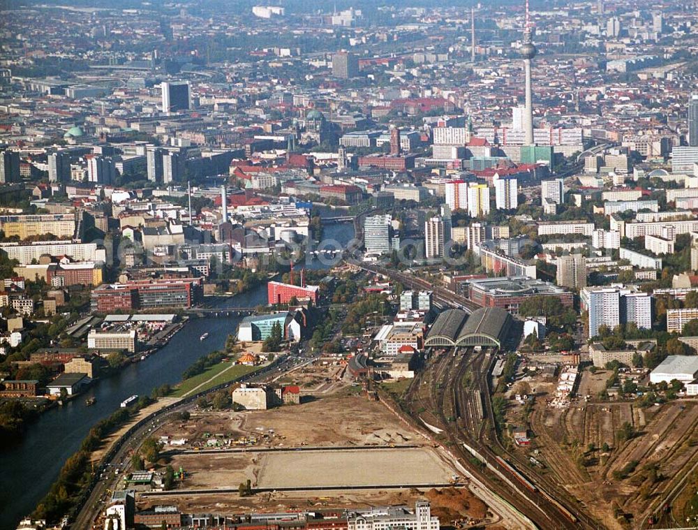 Berlin-Friedrichshain from above - 11.10.2005 Berlin Blick auf die Baustelle Anschutz Arena Die amerikanische Anschutz Entertainment Group (AEG) plant, ein rund 21 Hektar großes Areal am Berliner Ostbahnhof zu erschließen und dort neben Wohn-, Büro- und Geschäftshäusern eine Multifunktionshalle für Musik-, Entertainment- und Sportveranstaltungen zu errichten. Bauherr: Anschutz Entertainment Group Medien-Büro Berlin: Schröder + Schömbs PR