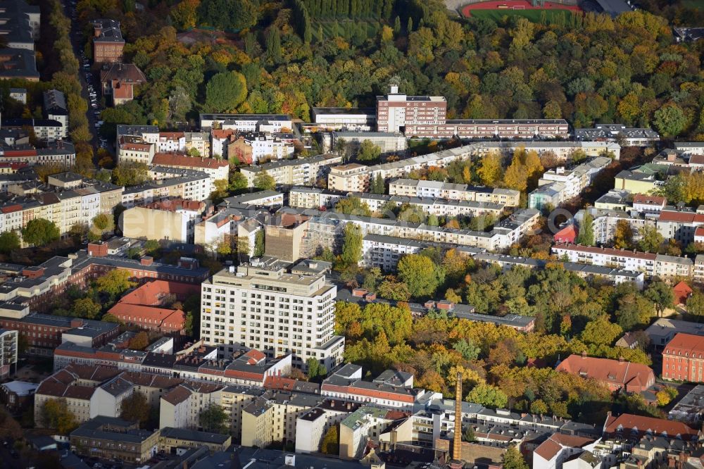 Berlin from above - Overlooking commercial and residential buildings between Luebecker Strasse, Perleberger Strasse and Rathenower Strasse with a view of the Fritz Schloss Park and the sports venue Poststadion in the Moabit district of Berlin - Mitte