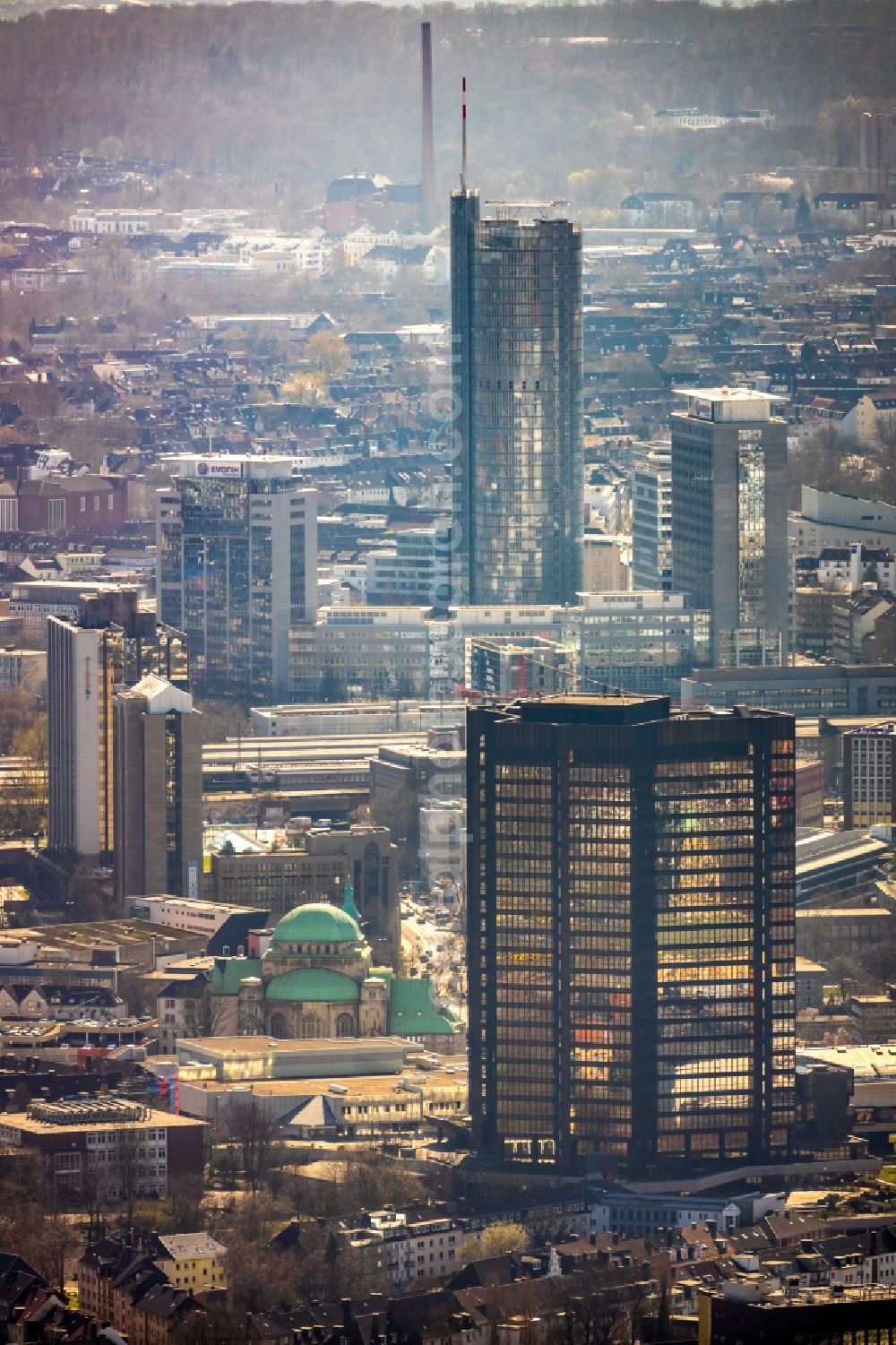 Essen from the bird's eye view: City view of the inner city area with high-rise buildings and residential areas in Essen in the state North Rhine-Westphalia, Germany