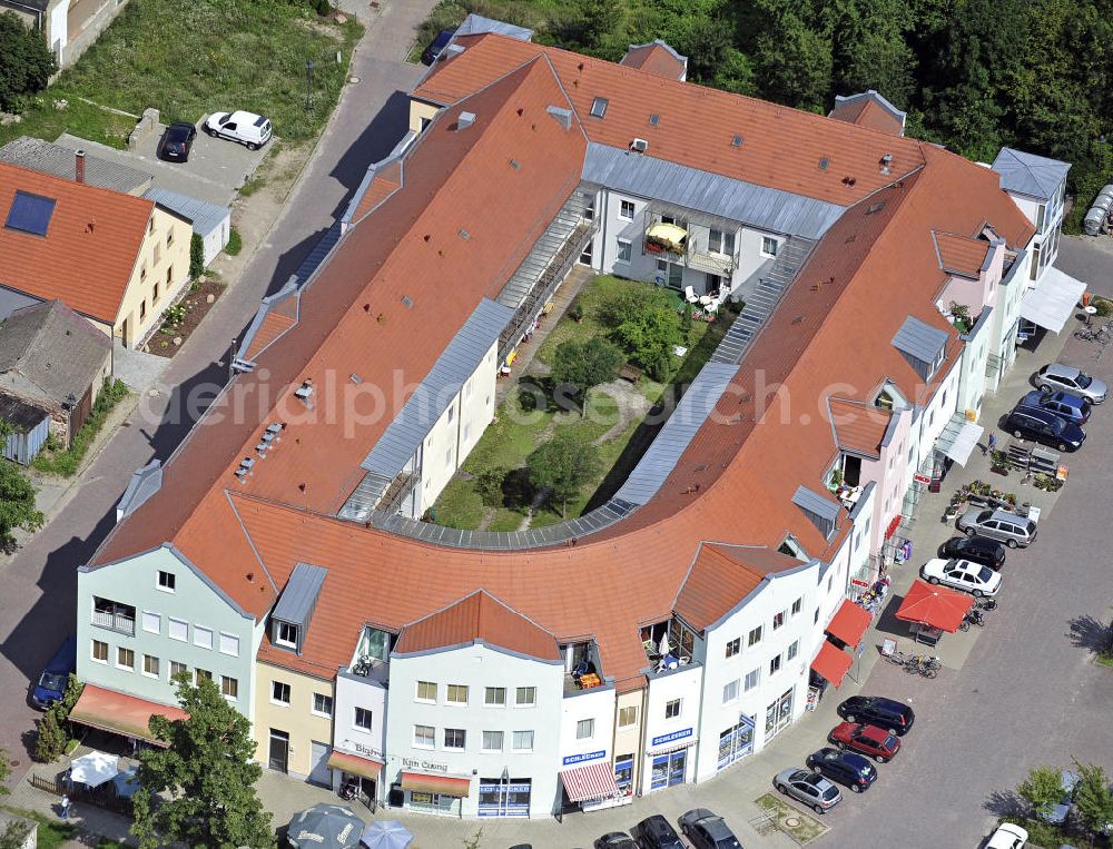 Storkow from above - Blick auf einen Wohn- und Geschäftskomplex an der Ecke Schloßstraße / Hinter den Höfen. View of a residential and commercial complex on the corner of Schlossstrasse / Hinter den Hoefen.