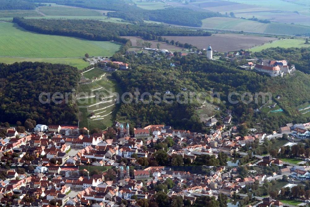 Freyburg/Unstrut from above - Blick auf das Winzerstädtchen Freyburg/Unstrut, aus der der Rotkäppchen-Sekt stammt. Im Hintergrund ist die Neuenburg zu sehen, mit deren Bau die Geschichte der Stadt begann. Seit 1999 ist Freyburg ein staatlich anerkannter Erholungsort und darf sich zudem Jahn- und Weinstadt nennen, da der Turnvater (Friedrich Ludwig) Jahn hier gestorben ist.