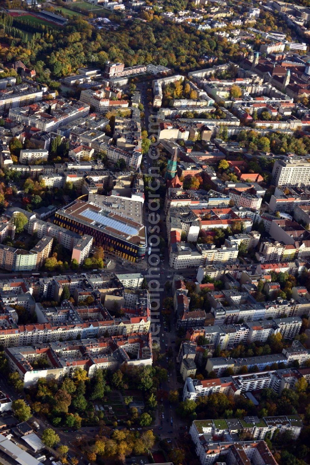 Aerial photograph Berlin - View of residential and trade areas in the Moabit district along Birkenstrasse in Berlin - Mitte. Visible are the shopping mall Moa Bogen with the Hotel Moa as well as the green areas of the Fritz Schloss Park