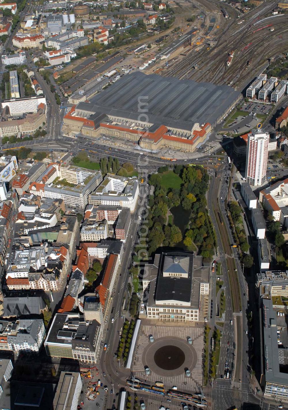 Leipzig from the bird's eye view: Blick auf das Zentrum der Stadt Leipzig. Oben ist der Hauptbahnhof zu sehen, einer der größten Bahnhöfe Europas. In der Bildmitte befindet sich die Oper Leipzig am Augustusplatz.