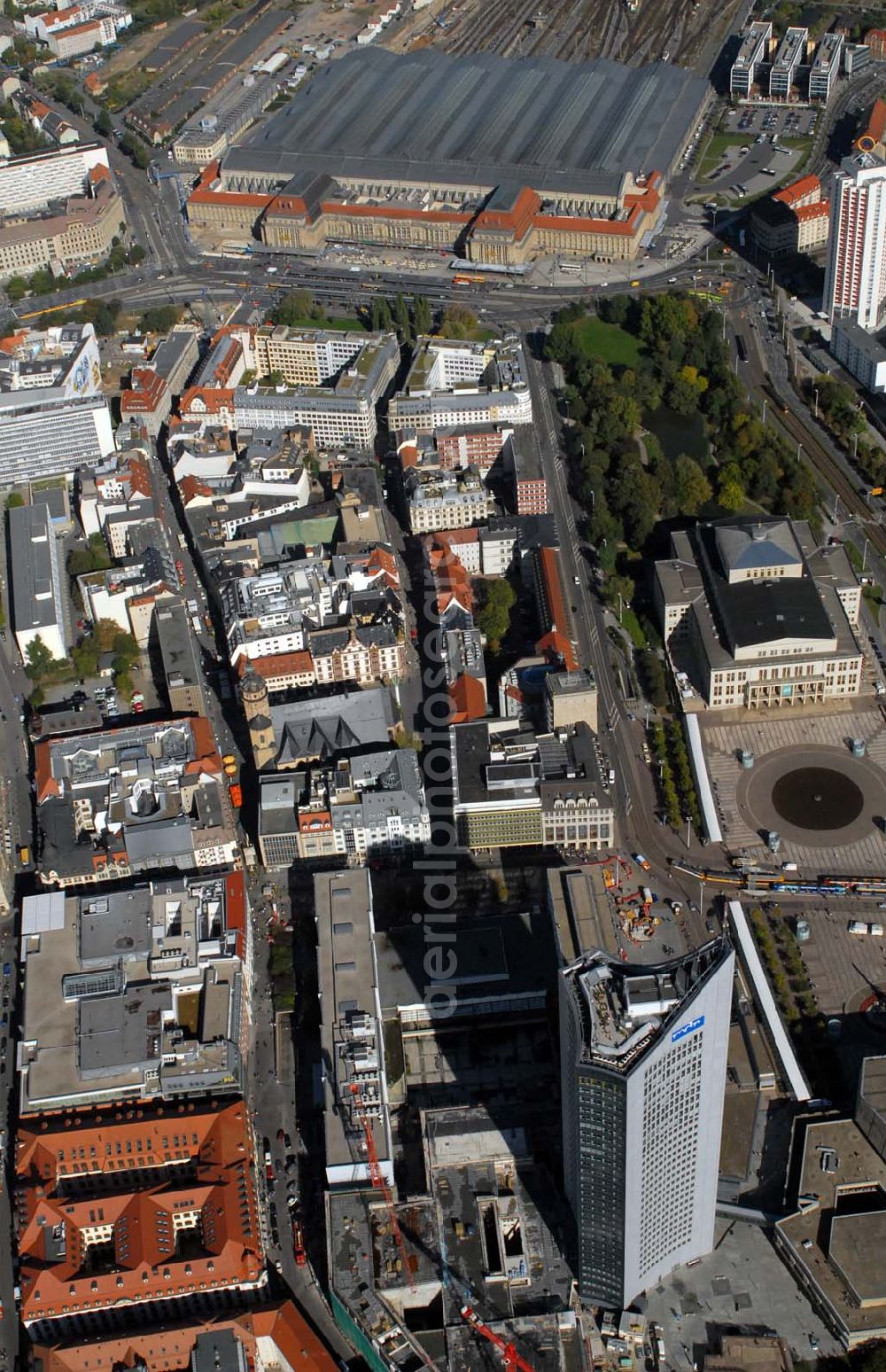 Aerial photograph Leipzig - Blick auf das Zentrum der Stadt Leipzig. Oben ist der Hauptbahnhof zu sehen, einer der größten Bahnhöfe Europas. Im Vordergrund befindet sich das City-Hochhaus. Es ist 142,5 m hoch und entstand zw.1968-72 nach Entwürfen des Architekten Hermann Henselmann. Es ist das höchste Gebäude Leipzigs. Mieter sind unter an derem der MDR und das Panorama-Restaurant. Kontakt: Aareal Estate AG, Augustusplatz 9, 04109 Leipzig - Tel: (0341) 212 338 0