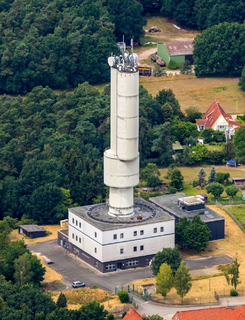 Ehra-Lessien from the bird's eye view: Antenna and transmission tower radio mast in Ehra-Lessien in the state Lower Saxony