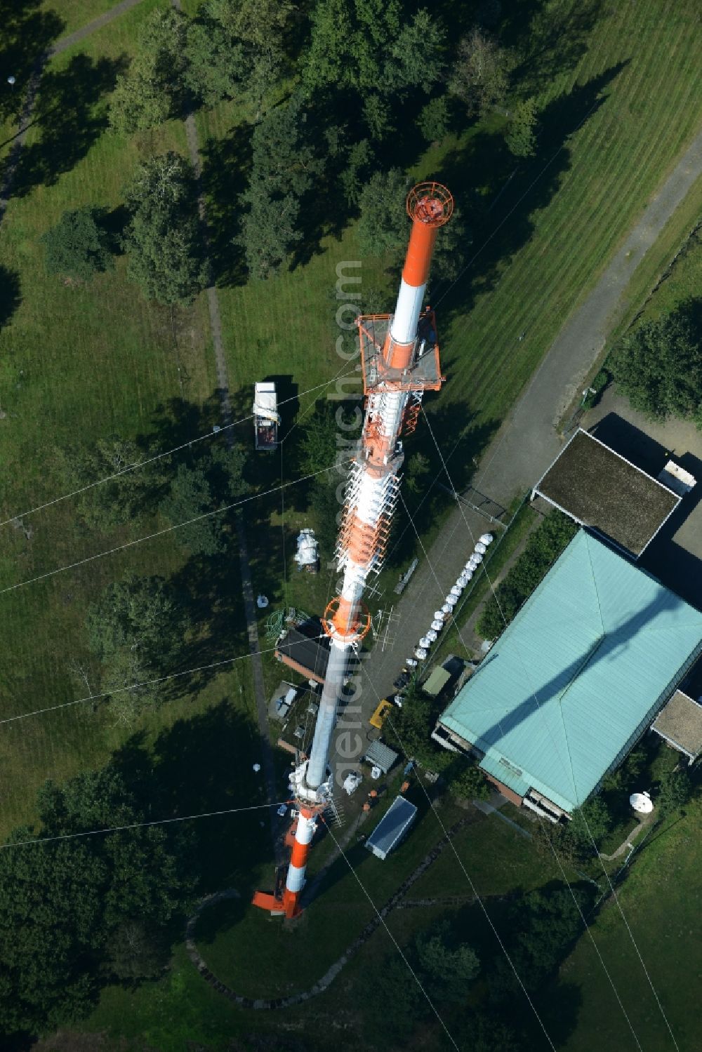 Aerial photograph Lingen (Ems) - Antenna and transmission tower radio mast of Norddeutscher Rundfunk in Lingen (Ems) in the state Lower Saxony