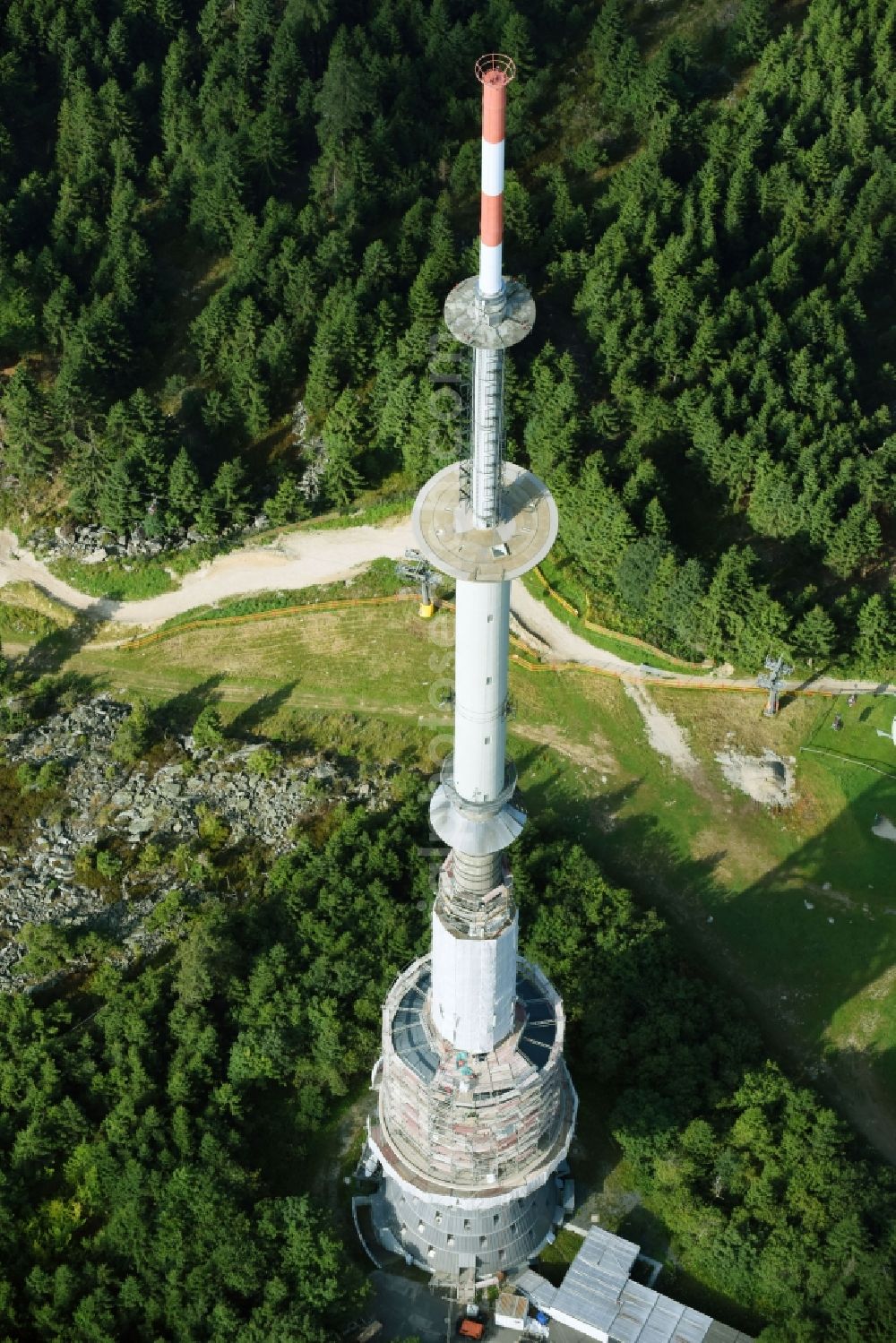 Bischofsgrüner Forst from the bird's eye view: Antenna and transmission tower radio mast Sender Ochsenkopf in Bischofsgruen in the state Bavaria