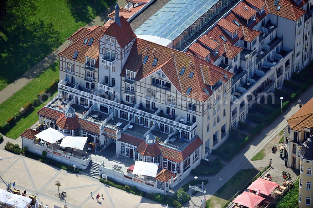 Ostseebad Kühlungsborn from the bird's eye view: Apartment condominium Meeresblick on street Ostseeallee - Unter den Kolonnaden in Ostseebad Kuehlungsborn in the state Mecklenburg - Western Pomerania, Germany