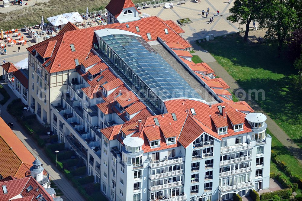 Aerial image Ostseebad Kühlungsborn - Apartment condominium Meeresblick on street Ostseeallee - Unter den Kolonnaden in Ostseebad Kuehlungsborn in the state Mecklenburg - Western Pomerania, Germany