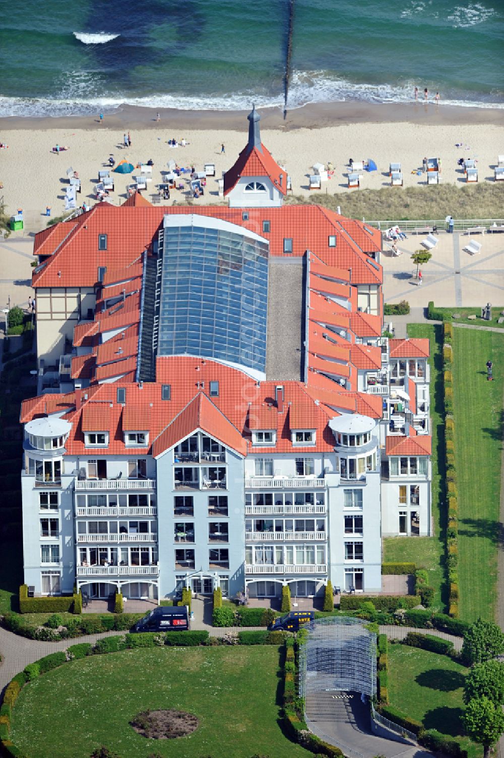 Ostseebad Kühlungsborn from above - Apartment condominium Meeresblick on street Ostseeallee - Unter den Kolonnaden in Ostseebad Kuehlungsborn in the state Mecklenburg - Western Pomerania, Germany