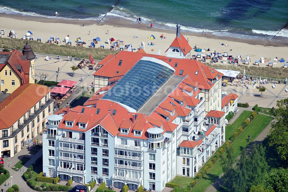 Ostseebad Kühlungsborn from the bird's eye view: Apartment condominium Meeresblick on street Ostseeallee - Unter den Kolonnaden in Ostseebad Kuehlungsborn in the state Mecklenburg - Western Pomerania, Germany