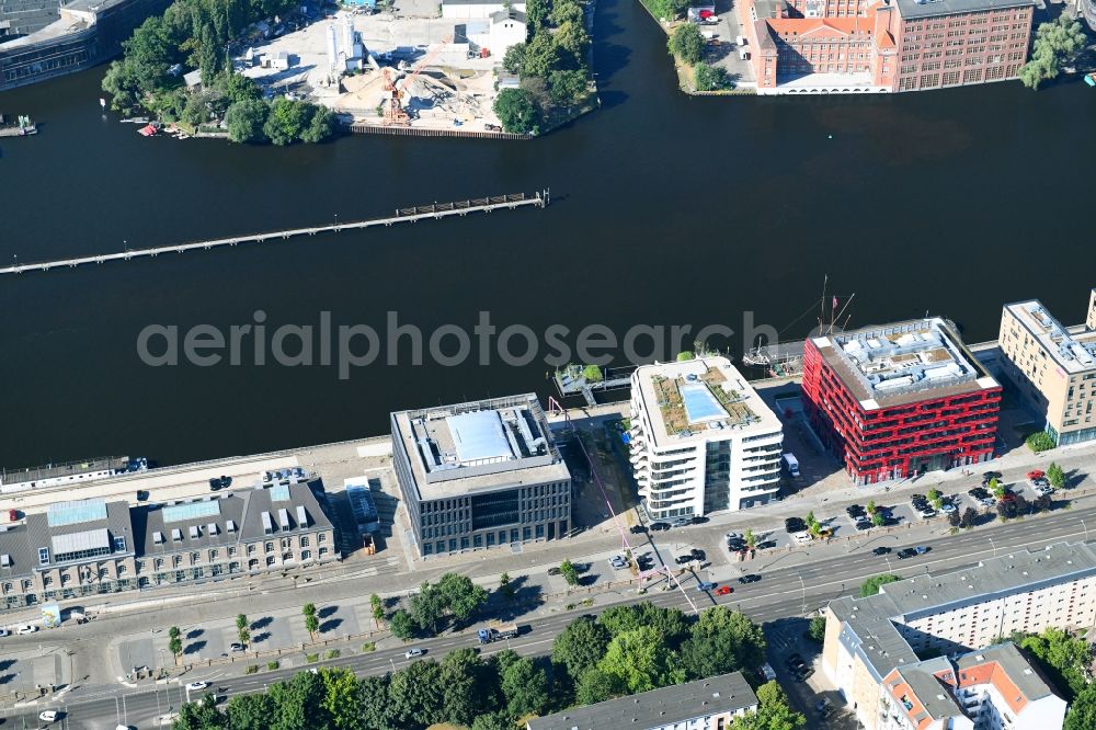 Aerial photograph Berlin - Construction site of the new multi-family residential and apartment building complex The White on East harbour on the Northern shore of the Spree in Berlin in Germany