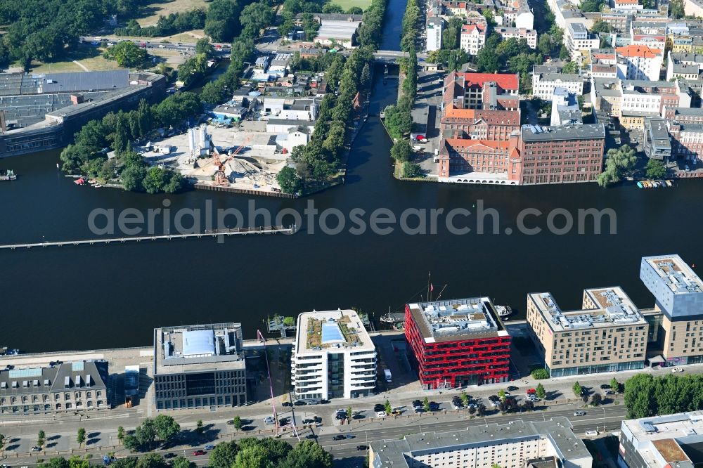 Aerial image Berlin - Construction site of the new multi-family residential and apartment building complex The White on East harbour on the Northern shore of the Spree in Berlin in Germany