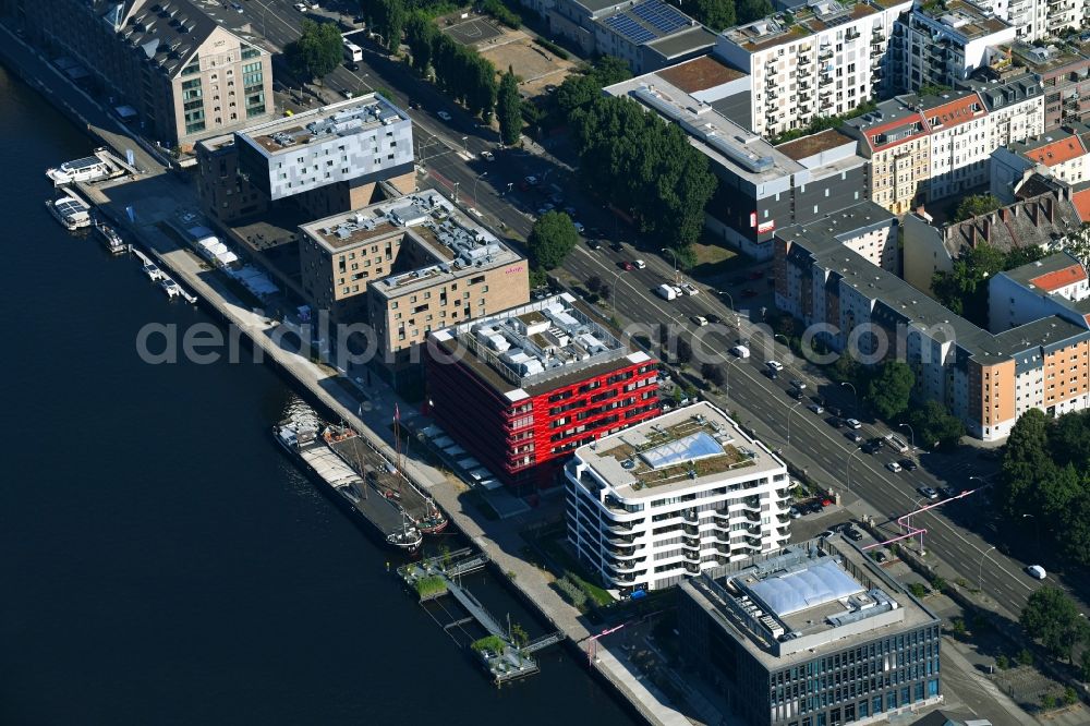 Aerial photograph Berlin - Construction site of the new multi-family residential and apartment building complex The White on East harbour on the Northern shore of the Spree in Berlin in Germany