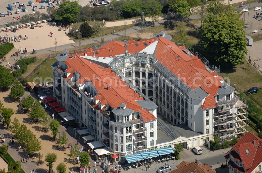 Kühlungsborn from the bird's eye view: Blick auf das Apartmenthaus Atlantik. Das Haus bietet Ferienwohnungen für bis zu sechs Personen. Adresse: Zur Seebrücke 2, 18225 Kühlungsborn; Bauherr: WBG Unternehmensgruppe, Am Tennisplatz 14, 21684 Stade, Tel +49 (0)41 41 80 32 0, Fax +49 (0)41 41 80 32 30, Email info@wbg-stade.de; Architekten: Planungsgruppe Gieseke, Tel. +49(0)30 27596818 Fax +49 (0)30 27596819; Ganske & Kettler Dipl. Ing. Architekten Tel. +49 (0)4141 51920, Fax +49 (0)4141 68516;