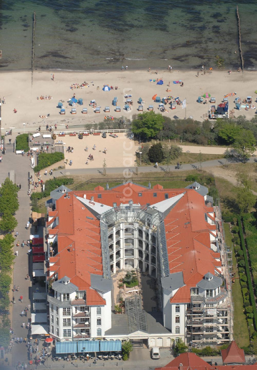 Aerial image Kühlungsborn - Blick auf das Apartmenthaus Atlantik. Das Haus bietet Ferienwohnungen für bis zu sechs Personen. Adresse: Zur Seebrücke 2, 18225 Kühlungsborn; Bauherr: WBG Unternehmensgruppe, Am Tennisplatz 14, 21684 Stade, Tel +49 (0)41 41 80 32 0, Fax +49 (0)41 41 80 32 30, Email info@wbg-stade.de; Architekten: Planungsgruppe Gieseke, Tel. +49(0)30 27596818 Fax +49 (0)30 27596819; Ganske & Kettler Dipl. Ing. Architekten Tel. +49 (0)4141 51920, Fax +49 (0)4141 68516;