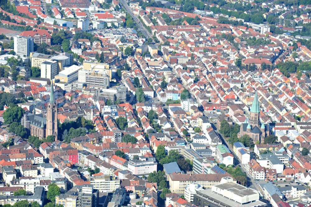 Kaiserslautern from the bird's eye view: Blick über die Innenstadt von Kaiserslautern in Rheinland-Pfalz, geprägt durch die Marienkirche und die Apostelkirche, sowie durch Wohnhäuser und Geschäftsgebäude. View over inner city of Kaiserslautern in Rhineland-Palatinate, characterized by church St. Maria and Church of the Apostles, as well as by tenements and business buildings.