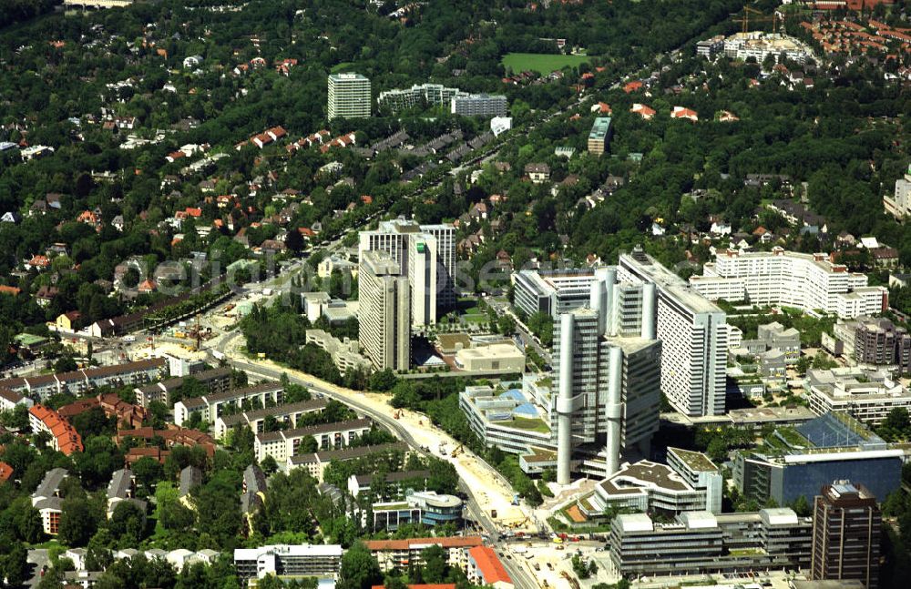 Aerial photograph MÜNCHEN - Arabellapark in Bogenhausen, Stadtbezirk 13. Vom Effnerplatz(li.) ausgehend wirkt das Gebiet um den Arabellapark sehr repräsentativ. Die Bebauung begann 1965. Internationale Hotels, Banken und Sitze stattlicher Institutionen prägen diesen Bereich.