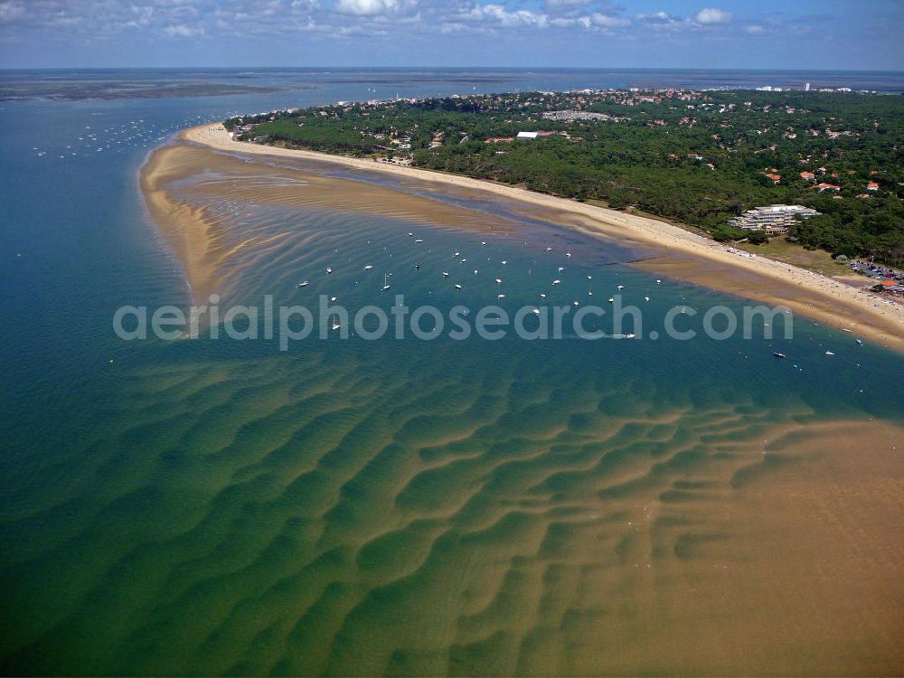 Aerial photograph 08.07.2008 - Blick auf die Strandpromenade und die Sandbänke bei Arcachon. Der Badeort gehört wegen der langen Sandbänke, der in der Nähe gelegenen Wan derdüne Dune du Pyla und den zahlreichen Wassersportmöglichkeiten zu einem der beliebtesten Urlaubsziele. View of the beach promenade and the sand banks at Arcachon. The resort is because of the long sand banks, in the nearby Dune du Pyla and the numerous water sports one of the most popular holiday destinations.