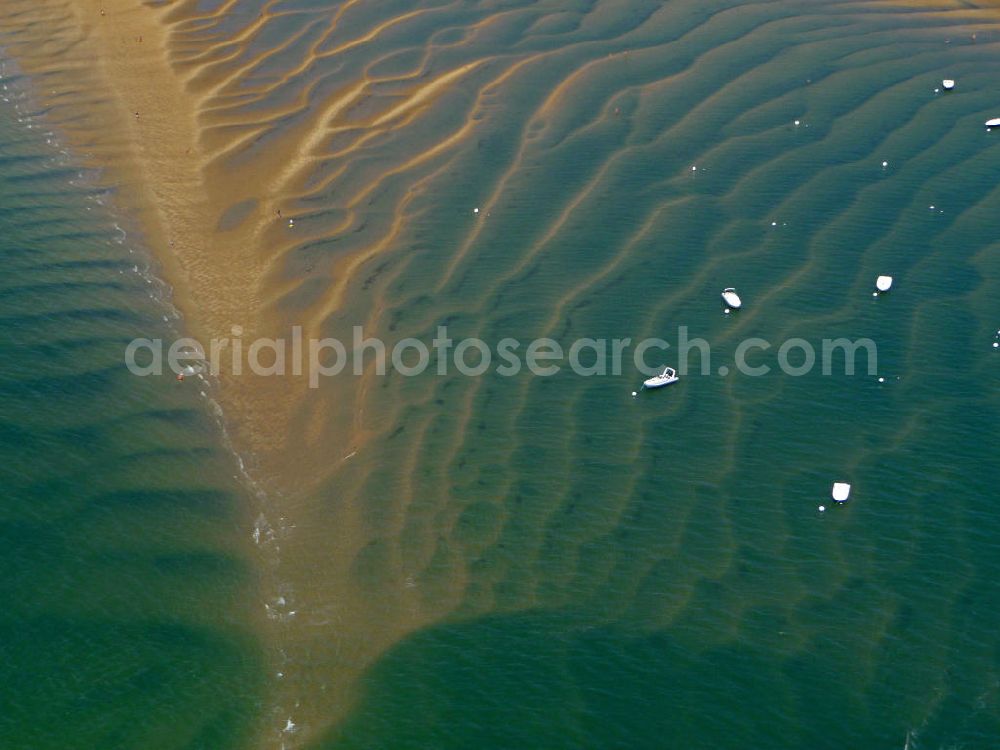 08.07.2008 from above - Blick auf die Strandpromenade und die Sandbänke bei Arcachon. Der Badeort gehört wegen der langen Sandbänke, der in der Nähe gelegenen Wan derdüne Dune du Pyla und den zahlreichen Wassersportmöglichkeiten zu einem der beliebtesten Urlaubsziele. View of the beach promenade and the sand banks at Arcachon. The resort is because of the long sand banks, in the nearby Dune du Pyla and the numerous water sports one of the most popular holiday destinations.