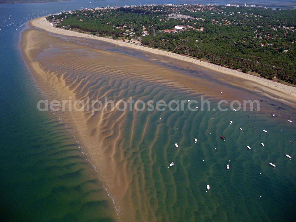 08.07.2008 from the bird's eye view: Blick auf die Strandpromenade und die Sandbänke bei Arcachon. Der Badeort gehört wegen der langen Sandbänke, der in der Nähe gelegenen Wan derdüne Dune du Pyla und den zahlreichen Wassersportmöglichkeiten zu einem der beliebtesten Urlaubsziele. View of the beach promenade and the sand banks at Arcachon. The resort is because of the long sand banks, in the nearby Dune du Pyla and the numerous water sports one of the most popular holiday destinations.