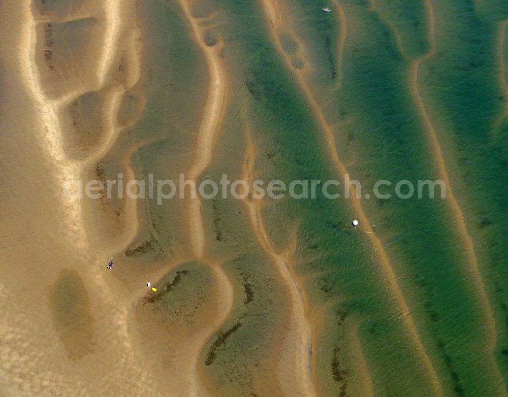 Aerial image 08.07.2008 - Blick auf die Strandpromenade und die Sandbänke bei Arcachon. Der Badeort gehört wegen der langen Sandbänke, der in der Nähe gelegenen Wan derdüne Dune du Pyla und den zahlreichen Wassersportmöglichkeiten zu einem der beliebtesten Urlaubsziele. View of the beach promenade and the sand banks at Arcachon. The resort is because of the long sand banks, in the nearby Dune du Pyla and the numerous water sports one of the most popular holiday destinations.