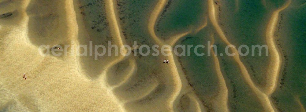 Aerial photograph 08.07.2008 - Blick auf die Strandpromenade und die Sandbänke bei Arcachon. Der Badeort gehört wegen der langen Sandbänke, der in der Nähe gelegenen Wan derdüne Dune du Pyla und den zahlreichen Wassersportmöglichkeiten zu einem der beliebtesten Urlaubsziele. View of the beach promenade and the sand banks at Arcachon. The resort is because of the long sand banks, in the nearby Dune du Pyla and the numerous water sports one of the most popular holiday destinations.