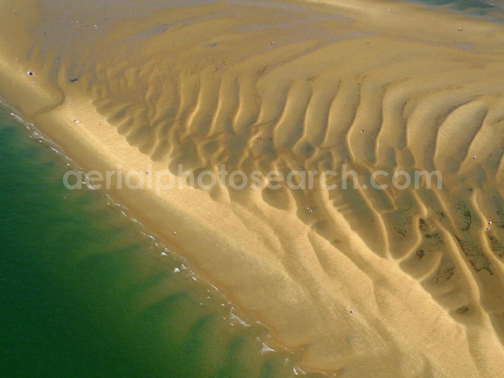 08.07.2008 from above - Blick auf die Strandpromenade und die Sandbänke bei Arcachon. Der Badeort gehört wegen der langen Sandbänke, der in der Nähe gelegenen Wan derdüne Dune du Pyla und den zahlreichen Wassersportmöglichkeiten zu einem der beliebtesten Urlaubsziele. View of the beach promenade and the sand banks at Arcachon. The resort is because of the long sand banks, in the nearby Dune du Pyla and the numerous water sports one of the most popular holiday destinations.