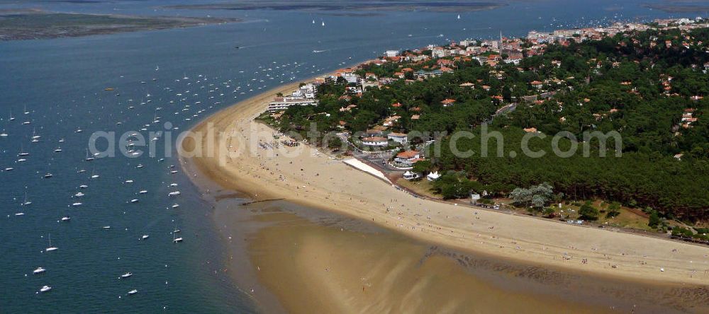 08.07.2008 from the bird's eye view: Blick auf die Strandpromenade und die Sandbänke bei Arcachon. Der Badeort gehört wegen der langen Sandbänke, der in der Nähe gelegenen Wan derdüne Dune du Pyla und den zahlreichen Wassersportmöglichkeiten zu einem der beliebtesten Urlaubsziele. View of the beach promenade and the sand banks at Arcachon. The resort is because of the long sand banks, in the nearby Dune du Pyla and the numerous water sports one of the most popular holiday destinations.