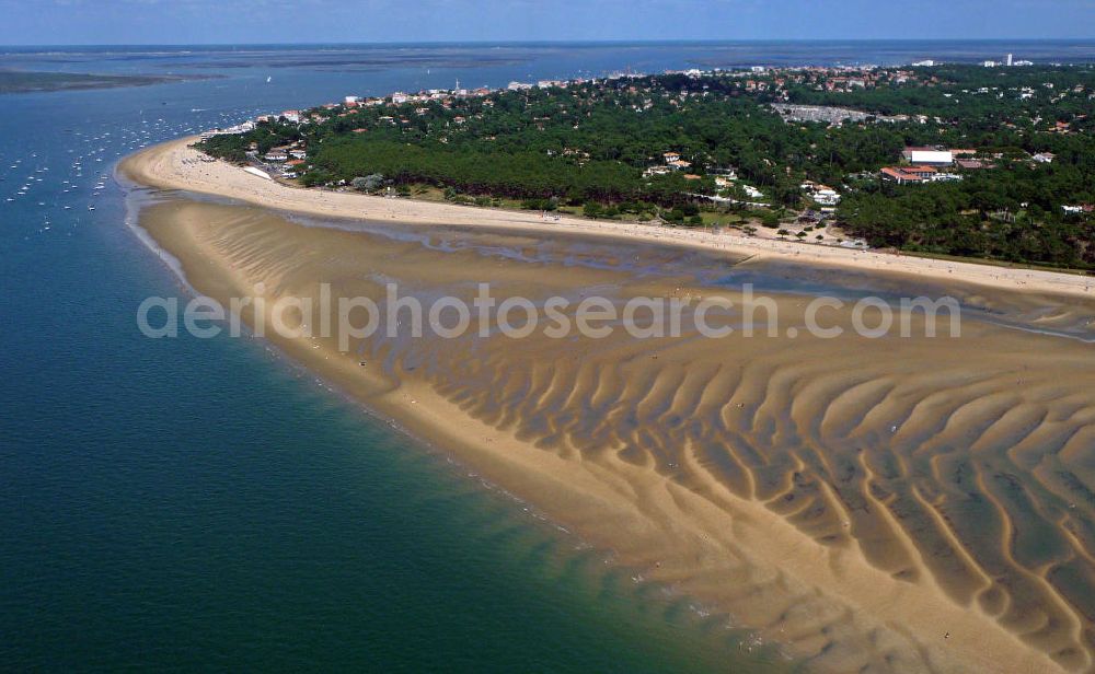 Aerial image 08.07.2008 - Blick auf die Strandpromenade und die Sandbänke bei Arcachon. Der Badeort gehört wegen der langen Sandbänke, der in der Nähe gelegenen Wan derdüne Dune du Pyla und den zahlreichen Wassersportmöglichkeiten zu einem der beliebtesten Urlaubsziele. View of the beach promenade and the sand banks at Arcachon. The resort is because of the long sand banks, in the nearby Dune du Pyla and the numerous water sports one of the most popular holiday destinations.