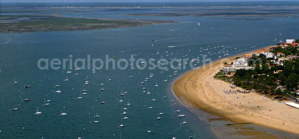 Aerial photograph 08.07.2008 - Blick auf die Strandpromenade und die Sandbänke bei Arcachon. Der Badeort gehört wegen der langen Sandbänke, der in der Nähe gelegenen Wan derdüne Dune du Pyla und den zahlreichen Wassersportmöglichkeiten zu einem der beliebtesten Urlaubsziele. View of the beach promenade and the sand banks at Arcachon. The resort is because of the long sand banks, in the nearby Dune du Pyla and the numerous water sports one of the most popular holiday destinations.