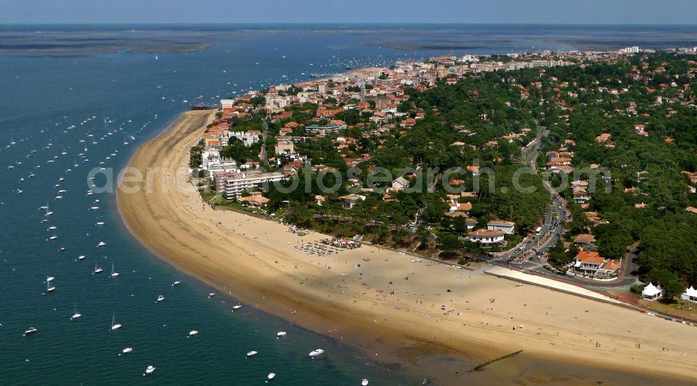 08.07.2008 from above - Blick auf die Strandpromenade und die Sandbänke bei Arcachon. Der Badeort gehört wegen der langen Sandbänke, der in der Nähe gelegenen Wan derdüne Dune du Pyla und den zahlreichen Wassersportmöglichkeiten zu einem der beliebtesten Urlaubsziele. View of the beach promenade and the sand banks at Arcachon. The resort is because of the long sand banks, in the nearby Dune du Pyla and the numerous water sports one of the most popular holiday destinations.