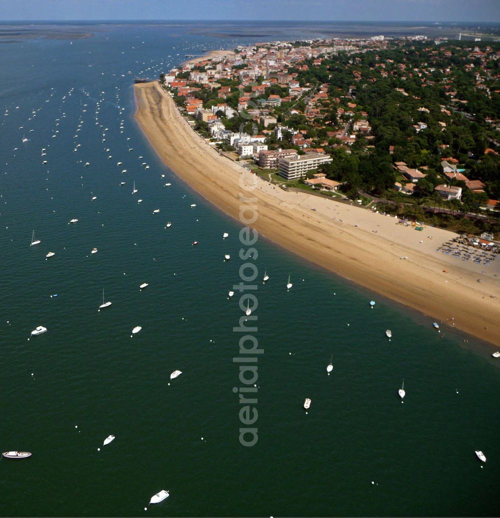 08.07.2008 from the bird's eye view: Blick auf die Strandpromenade und die Sandbänke bei Arcachon. Der Badeort gehört wegen der langen Sandbänke, der in der Nähe gelegenen Wan derdüne Dune du Pyla und den zahlreichen Wassersportmöglichkeiten zu einem der beliebtesten Urlaubsziele. View of the beach promenade and the sand banks at Arcachon. The resort is because of the long sand banks, in the nearby Dune du Pyla and the numerous water sports one of the most popular holiday destinations.