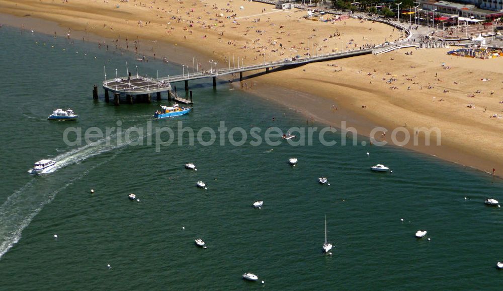 Aerial image 08.07.2008 - Blick auf die Strandpromenade und die Sandbänke bei Arcachon. Der Badeort gehört wegen der langen Sandbänke, der in der Nähe gelegenen Wan derdüne Dune du Pyla und den zahlreichen Wassersportmöglichkeiten zu einem der beliebtesten Urlaubsziele. View of the beach promenade and the sand banks at Arcachon. The resort is because of the long sand banks, in the nearby Dune du Pyla and the numerous water sports one of the most popular holiday destinations.