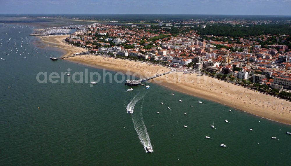 Aerial photograph 08.07.2008 - Blick auf die Strandpromenade und die Sandbänke bei Arcachon. Der Badeort gehört wegen der langen Sandbänke, der in der Nähe gelegenen Wan derdüne Dune du Pyla und den zahlreichen Wassersportmöglichkeiten zu einem der beliebtesten Urlaubsziele. View of the beach promenade and the sand banks at Arcachon. The resort is because of the long sand banks, in the nearby Dune du Pyla and the numerous water sports one of the most popular holiday destinations.