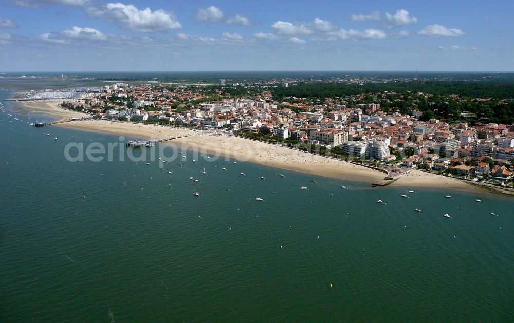 Aerial photograph Arcachon - Blick auf die Strandpromenade von Arcachon. Der Badeort gehört wegen der langen Sandbänke, der in der Nähe gelegenen Wan derdüne Dune du Pyla und den zahlreichen Wassersportmöglichkeiten zu einem der beliebtesten Urlaubsziele. View of the beach promenade of Arcachon. The resort is because of the long sand banks, in the nearby Dune du Pyla and the numerous water sports opportunities one of the most popular holiday destinations.