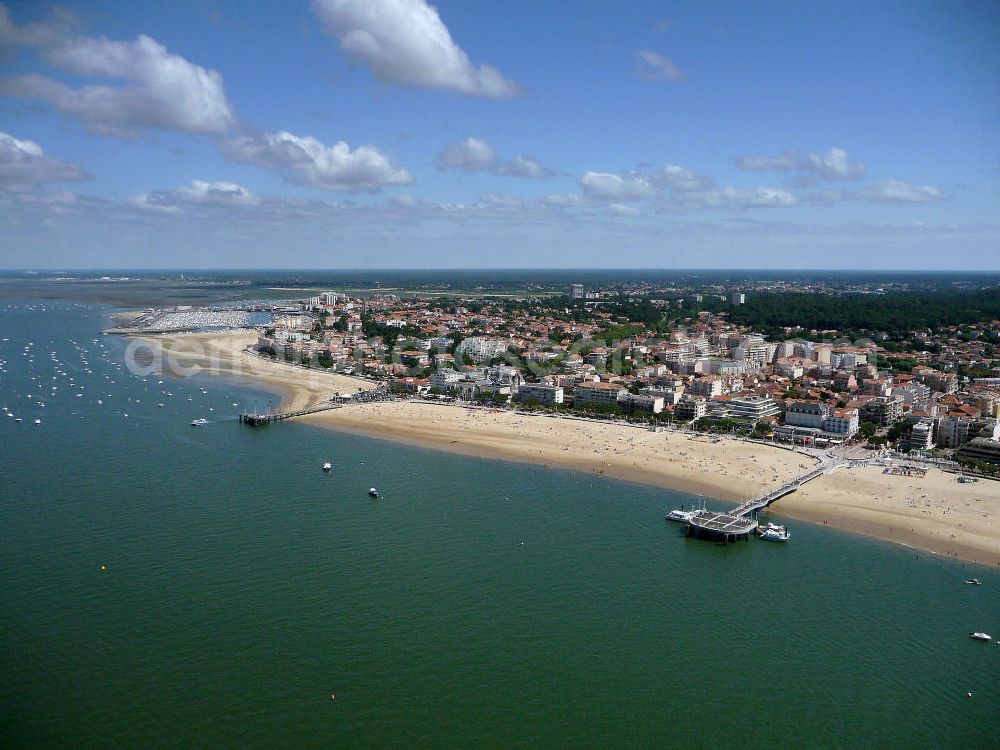 Arcachon from above - Blick auf die Strandpromenade von Arcachon. Der Badeort gehört wegen der langen Sandbänke, der in der Nähe gelegenen Wan derdüne Dune du Pyla und den zahlreichen Wassersportmöglichkeiten zu einem der beliebtesten Urlaubsziele. View of the beach promenade of Arcachon. The resort is because of the long sand banks, in the nearby Dune du Pyla and the numerous water sports opportunities one of the most popular holiday destinations.