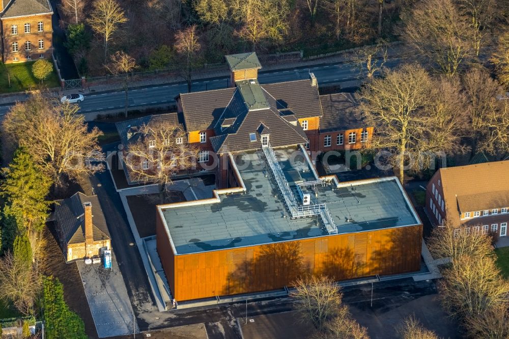 Soest from the bird's eye view: Functional building of the archive building des Kreisarchiv Soest on Niederbergheimer Strasse in Soest in the state North Rhine-Westphalia, Germany