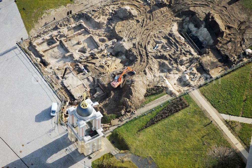 Aerial image Potsdam - Blick auf Ausgrabungsarbeiten am ehemaligen Stadtschloss in Potsdam. Getätigt durch die Firma Archäologie Manufaktur GmbH, Geschäftsführer: Andreas Kurzhals, Friedrich-Rumpf-Strasse 15, 14641 Wustermark, Tel.: 0332-3460042, Fax.: 0332-3420658, Sylvia.Schwanke@archaeologie-manufaktur-gmbh.de