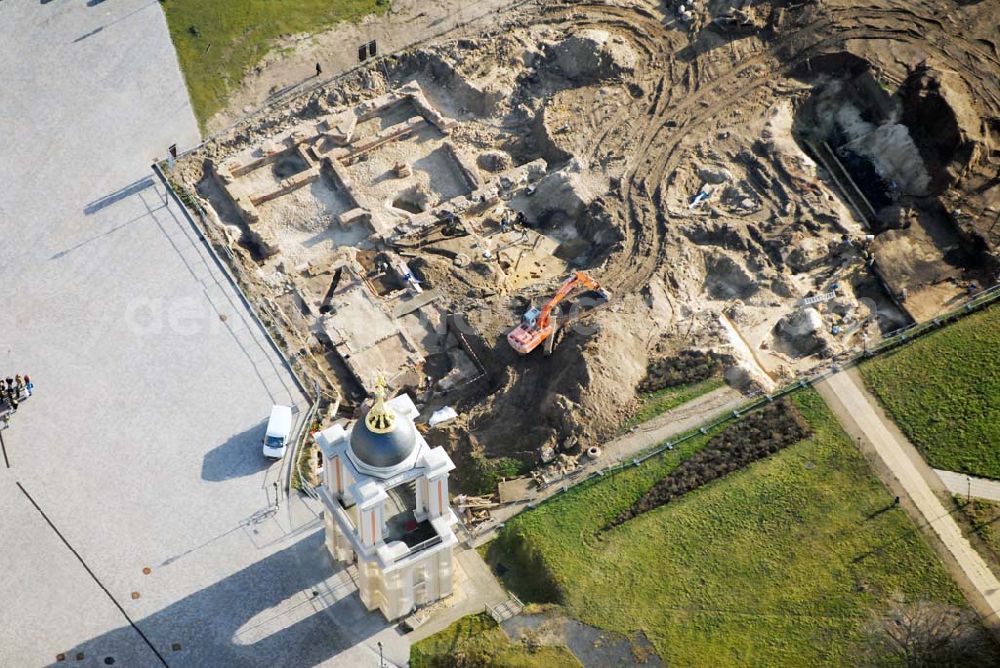 Aerial photograph Potsdam - Blick auf Ausgrabungsarbeiten am ehemaligen Stadtschloss in Potsdam. Getätigt durch die Firma Archäologie Manufaktur GmbH, Geschäftsführer: Andreas Kurzhals, Friedrich-Rumpf-Strasse 15, 14641 Wustermark, Tel.: 0332-3460042, Fax.: 0332-3420658, Sylvia.Schwanke@archaeologie-manufaktur-gmbh.de